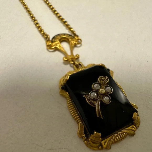 Elegant Vintage Victorian-Style Necklace with Faux Pearls - Picture 5 of 14